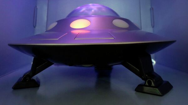Un platillo volador de juguete - Sputnik Mundo