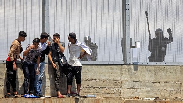 Migrantes frente a la valla fronteriza entre España y Marruecos en Ceuta - Sputnik Mundo