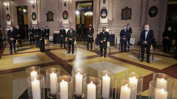 El presidente de Argentina, Alberto Fernández, junto a otras autoridades en un homenaje a los fallecidos por coronavirus - Sputnik Mundo