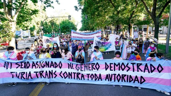 Manifestación convocado por Orgullo Crítico con motivo del Día Internacional del Orgullo LGTBI (Madrid) - Sputnik Mundo