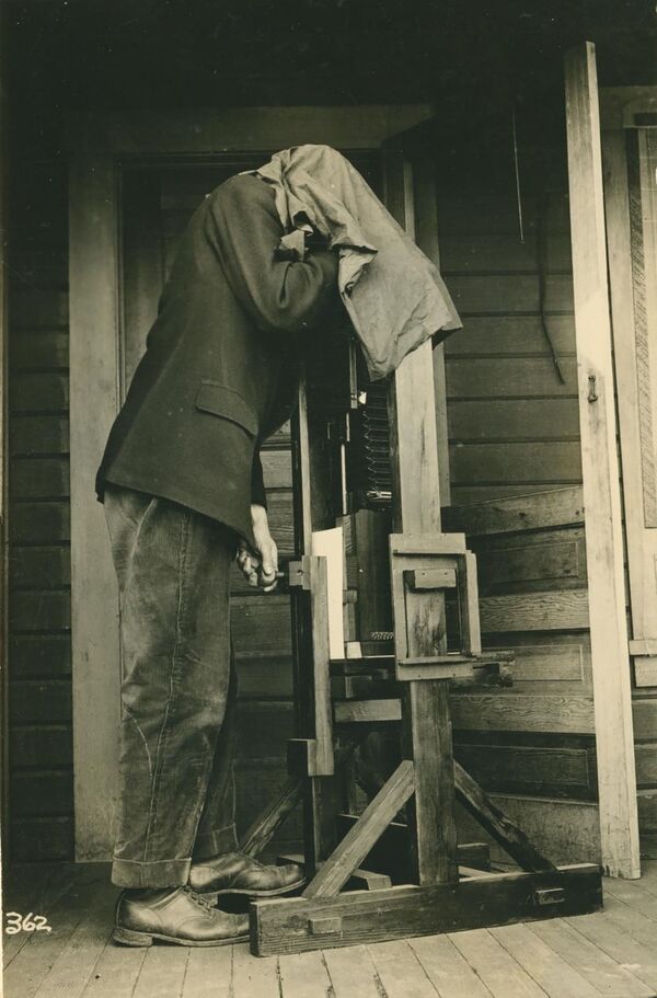 Los primeros intentos de crear un teléfono con cámara se realizaron a principios de los años 90.En la foto: una cámara para fotografiar insectos, en 1915. - Sputnik Mundo
