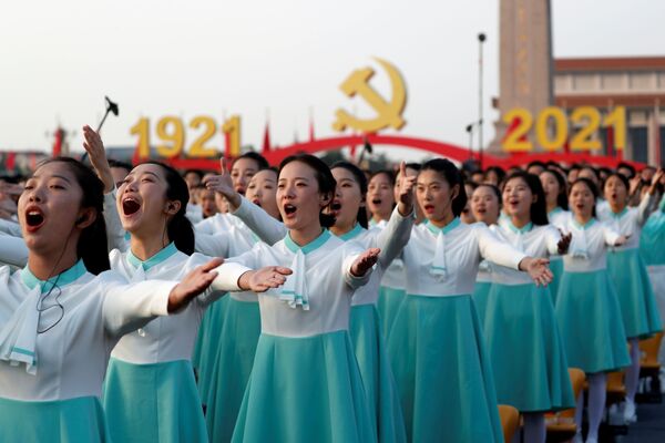 Unos 70.000 invitados asistieron a la celebración. Representaron todas las nacionalidades y sectores de la sociedad china.En la foto: las participantes del desfile con motivo del centenario del Partido Comunista de China en la plaza de Tiananmén, en Pekín. - Sputnik Mundo