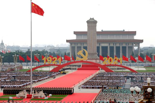 Con 100 salvas de cañón la guardia de honor portó la bandera de China a la plaza, después de lo cual se izó y se cantó el himno nacional. - Sputnik Mundo