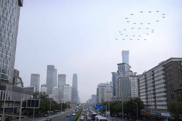Los aviones de combate y los helicópteros sobrevolaron la plaza de Tiananmén, y formaron los números &#x27;100&#x27; y &#x27;71&#x27; en el cielo(en octubre de este año la República Popular de China celebrará el 72 aniversario de su fundación). - Sputnik Mundo