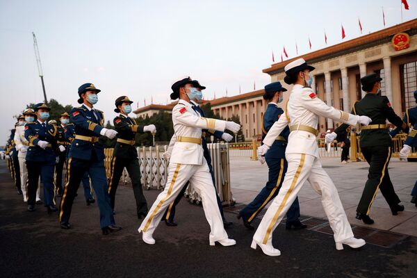 Unos militares chinos durante el centenario del Partido Comunista de China en Pekín. - Sputnik Mundo