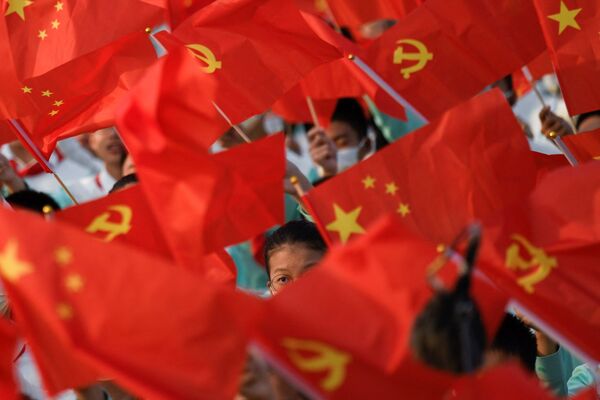 El aniversario de la fundación del Partido Comunista de China se celebra el 1 de julio. Sin embargo el PCCh fue fundado durante el primer congreso en 1921 en Shanghái. Durante mucho tiempo se desconoció el momento exacto de su celebración, y no se reveló hasta la década de 1950, cuando la URSS entregó a China los documentos según los cuales el Congreso se celebró entre el 23 y el 31 de julio. - Sputnik Mundo