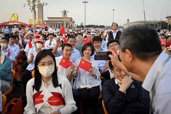 El PCCh es uno de los pocos partidos comunistas del mundo que pudo mantener el poder en sus manos en el siglo XXI.En la foto: la gente se saca fotos antes del inicio del desfile festivo en Pekín. - Sputnik Mundo