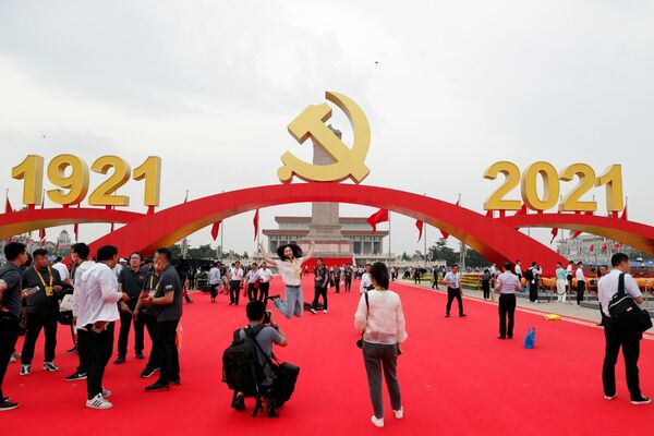 En la plaza de Tiananmén instalaron decoraciones en forma de tres arcos rojos: el central, con el escudo del partido, y los otros dos a ambos lados con las fechas 1921 y 2021. Además, 100 banderas rojas ondearon a lo largo del perímetro de la plaza. - Sputnik Mundo