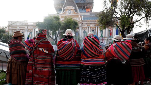 Indígenas bolivianas frente a la sede del Parlamento - Sputnik Mundo