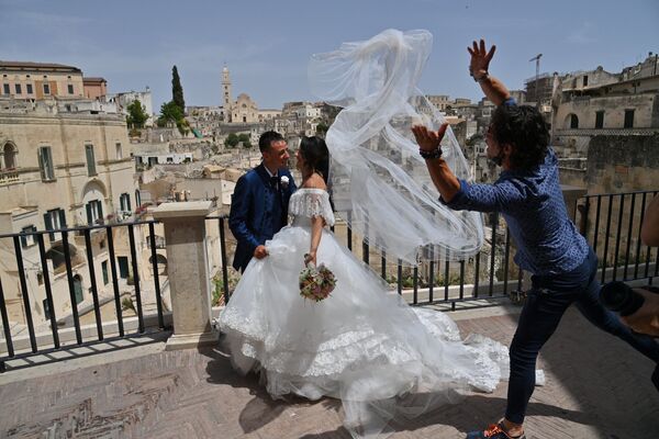 Unos recién casados durante una sesión de fotos en Matera, Italia. - Sputnik Mundo