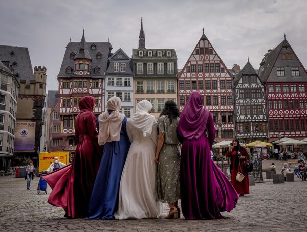 Una novia se fotografía con sus amigas en la plaza Römerberg de Fráncfort, en Alemania. - Sputnik Mundo
