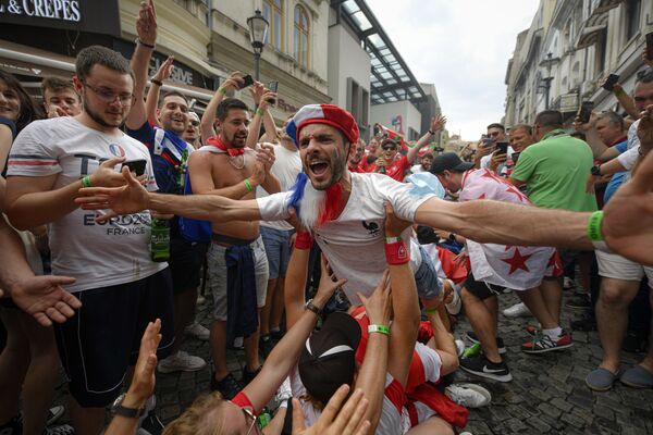 Los aficionados franceses momentos antes del partido de octavos de final de la Eurocopa 2020 entre Francia y Suiza en Bucarest (Rumanía). - Sputnik Mundo