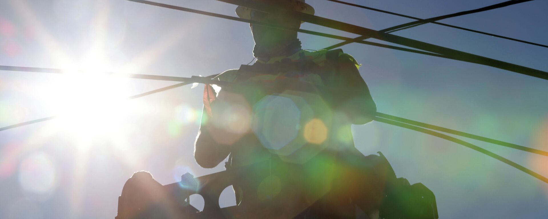Trabajador restaura el cableado eléctrico durante la ola de calor que azota América del Norte, en Washington, en junio del 2021 - Sputnik Mundo, 1920, 02.07.2021