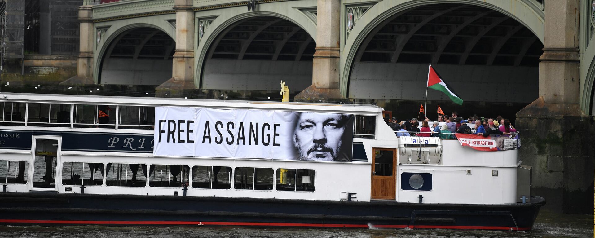 Un barco con una foto del fundador de Wikileaks, Julian Assange - Sputnik Mundo, 1920, 02.07.2021