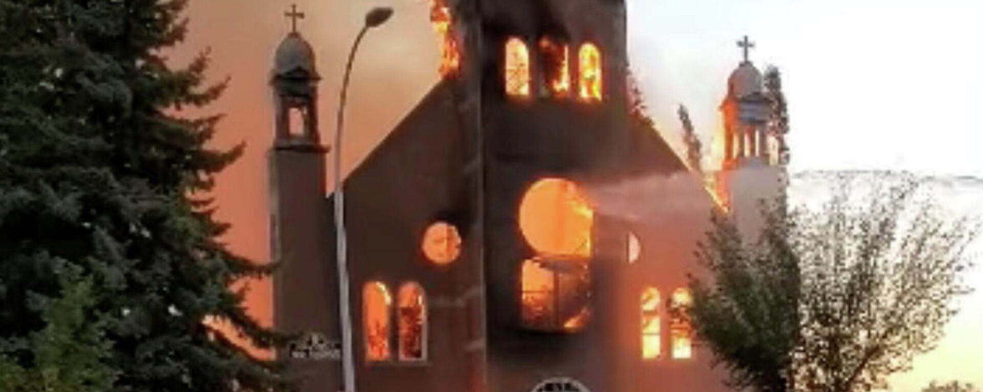 Incendio en una iglesia de Morinville, Canadá - Sputnik Mundo, 1920, 02.07.2021