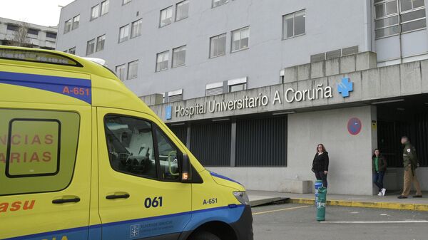 Ambulancia estacionada a la entrada del Complejo Hospitalario Universitario A Coruña - Sputnik Mundo