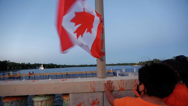 La gente se congrega en memoria de los niños indígenas fallecidos en Canadá - Sputnik Mundo