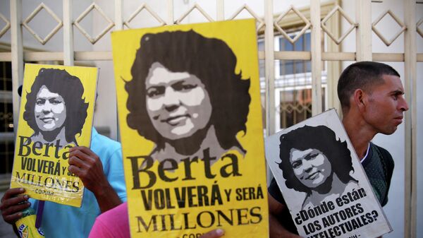 Personas con los retratos de Berta Cáceres - Sputnik Mundo