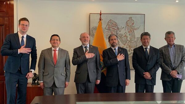 Al centro, embajador ruso en Quito, Vladimir Sprinchan, junto a Mauricio Montalvo, canciller de Ecuador - Sputnik Mundo