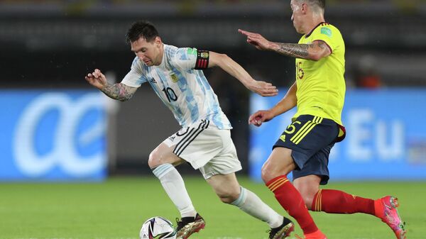 Lionel Messi y Matheus Uribe. En el partido Argentina-Colombia del 8 de junio de 2021 - Sputnik Mundo