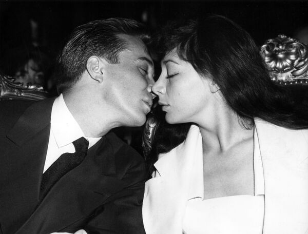 La actriz y cantante francesa Juliette Gréco con su esposo Philippe Lemaire se dan un beso tras haber celebrado su boda en París, 1953.  - Sputnik Mundo