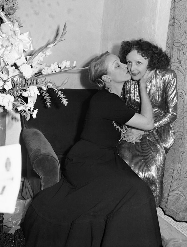En 1896 se filmó por primera vez una película que tenía como tema central al beso. The Kiss, de Thomas Edison, solo dura 30 segundos. En la foto: La actriz Marlene Dietrich saluda a la cantante Edith Piaf después de una actuación en el Playhouse Theater, Nueva York, 1947. - Sputnik Mundo