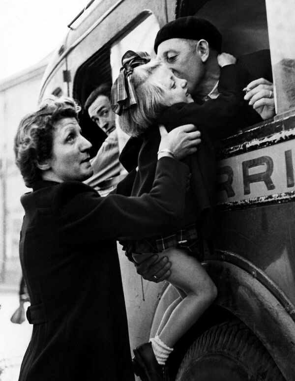 Un padre besa a su hija antes de partir a la guerra, Cherbourg, Francia 1944. - Sputnik Mundo