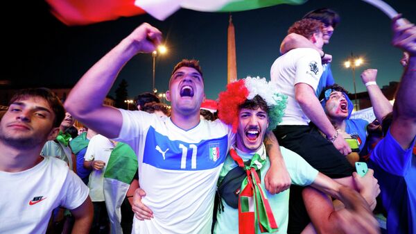 Unos hinchas de Italia durante la Eurocopa 2020 - Sputnik Mundo