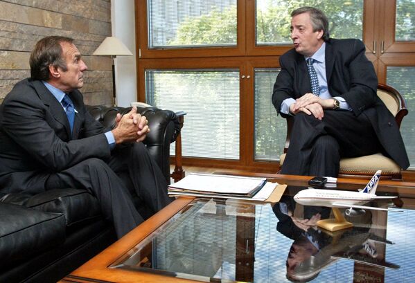 Carlos Reutemann, en su calidad de gobernador de la provincia de Santa Fe, conversando con el entonces, presidente electo de Argentina Néstor Kirchner (2003-2007). Buenos Aires, 23 de mayo de 2003. - Sputnik Mundo