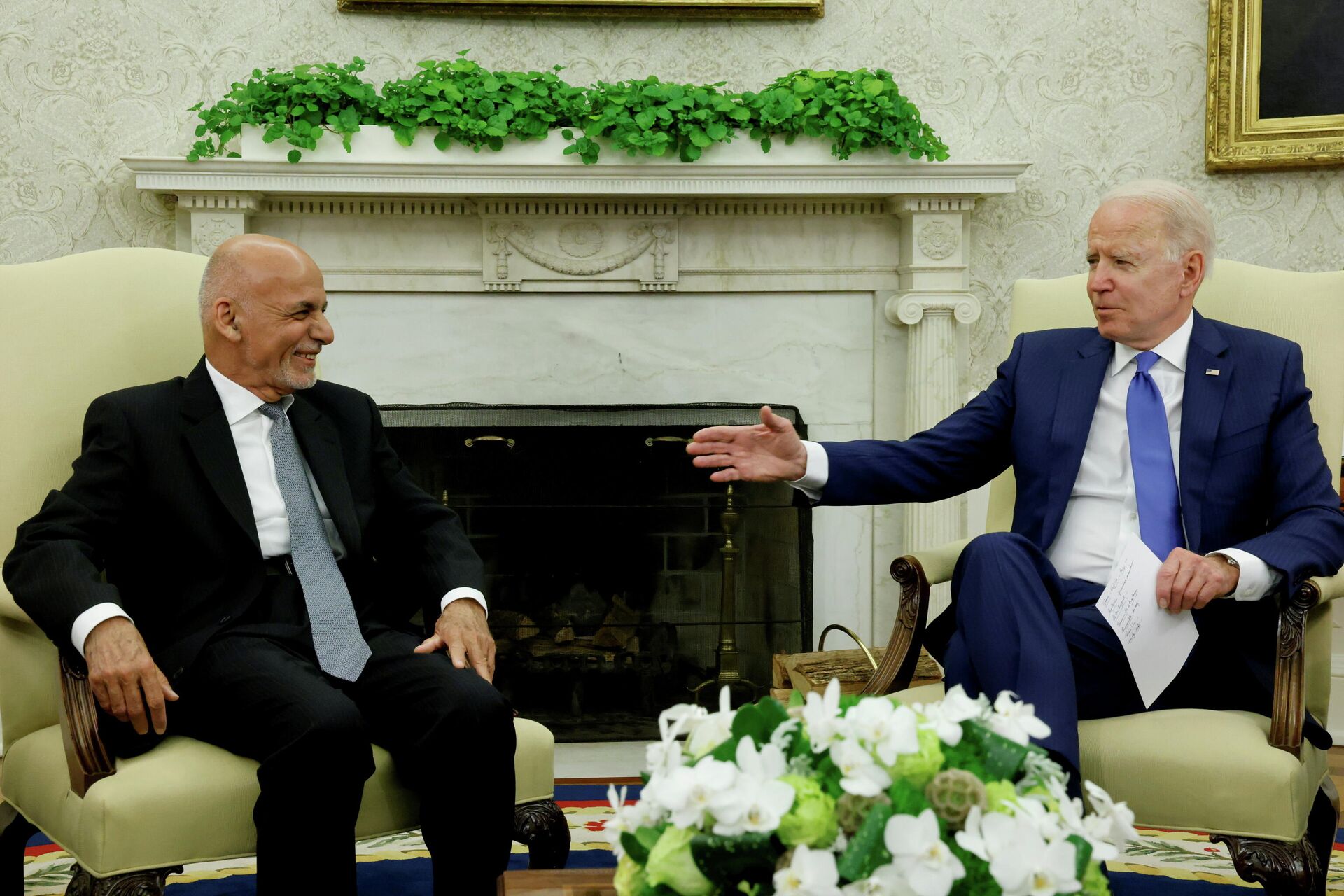 El presidente de EEUU, Joe Biden, se reúne con su homólogo afgano, Ashraf Ghani, en la Casa Blanca, Washington, Estados Unidos, el 25 de junio de 2021.  - Sputnik Mundo, 1920, 09.07.2021