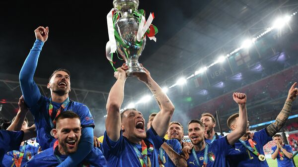 La selección de Italia celebra su victoria sobre Inglaterra en la final de la Eurocopa 2020 - Sputnik Mundo
