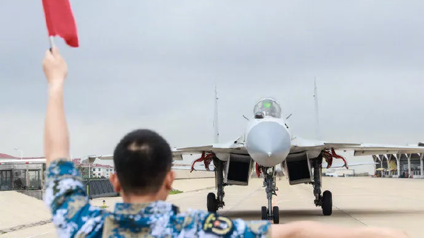 Un J-15 Flying Shark de la Armada del Ejército Popular de Liberación de China - Sputnik Mundo