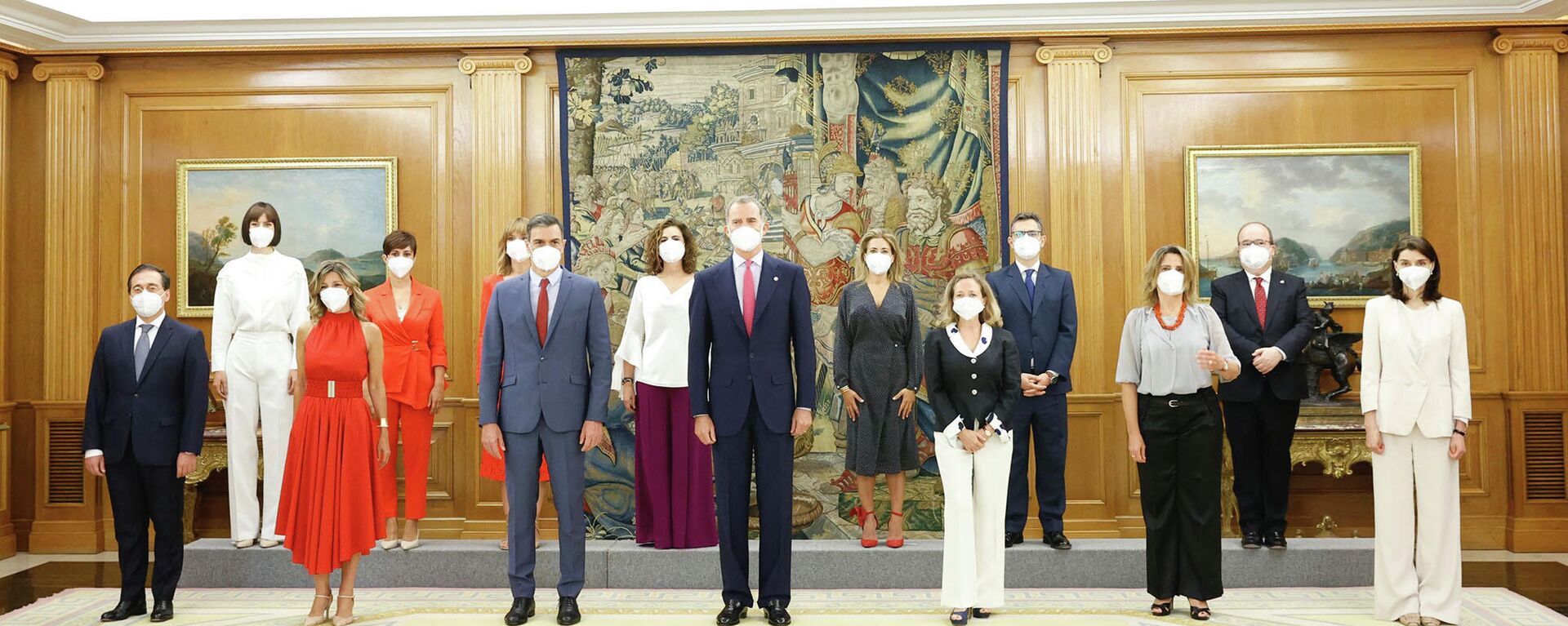 El rey Felipe VI, el presidente del Gobierno, Pedro Sánchez, las vicepresidentas, y los nuevos ministros y ministras - Sputnik Mundo, 1920, 12.07.2021