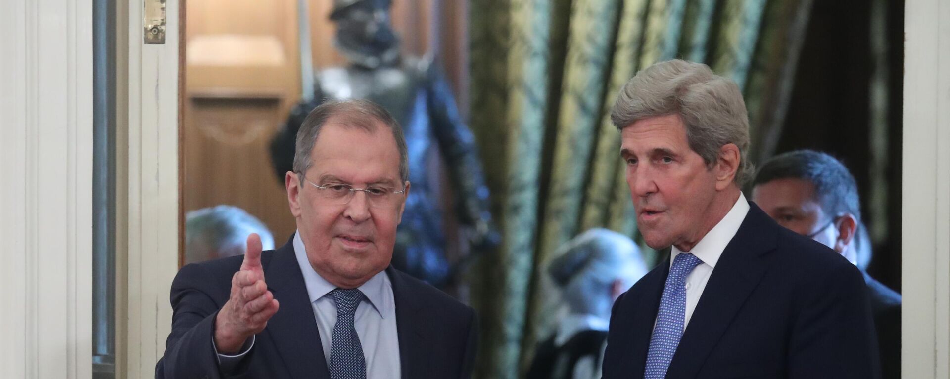 El canciller ruso, Serguéi Lavrov,  con el enviado especial estadounidense para el clima, John Kerry - Sputnik Mundo, 1920, 12.07.2021