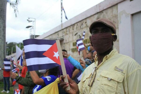 Militantes venezolanos se solidarizan frente a la sede de la embajada de Cuba en Caracas - Sputnik Mundo