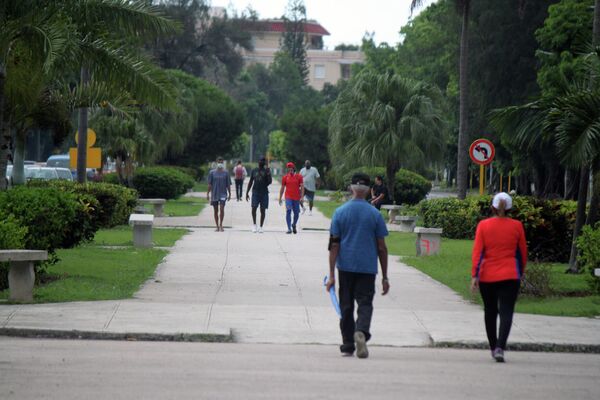 Transeúntes en la 5ta Avenida, municipio Playa, La Habana - Sputnik Mundo
