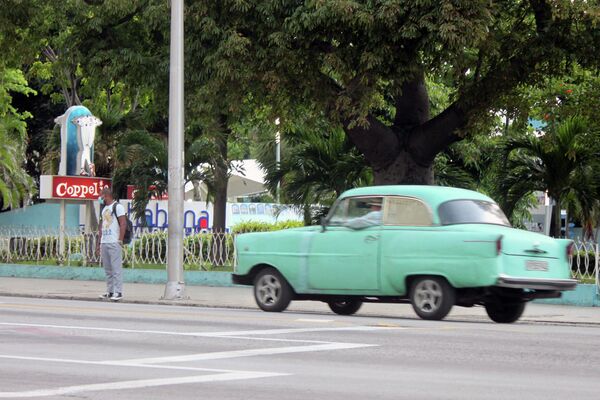 Persona en la entrada de la heladería Coopelia, La Habana - Sputnik Mundo