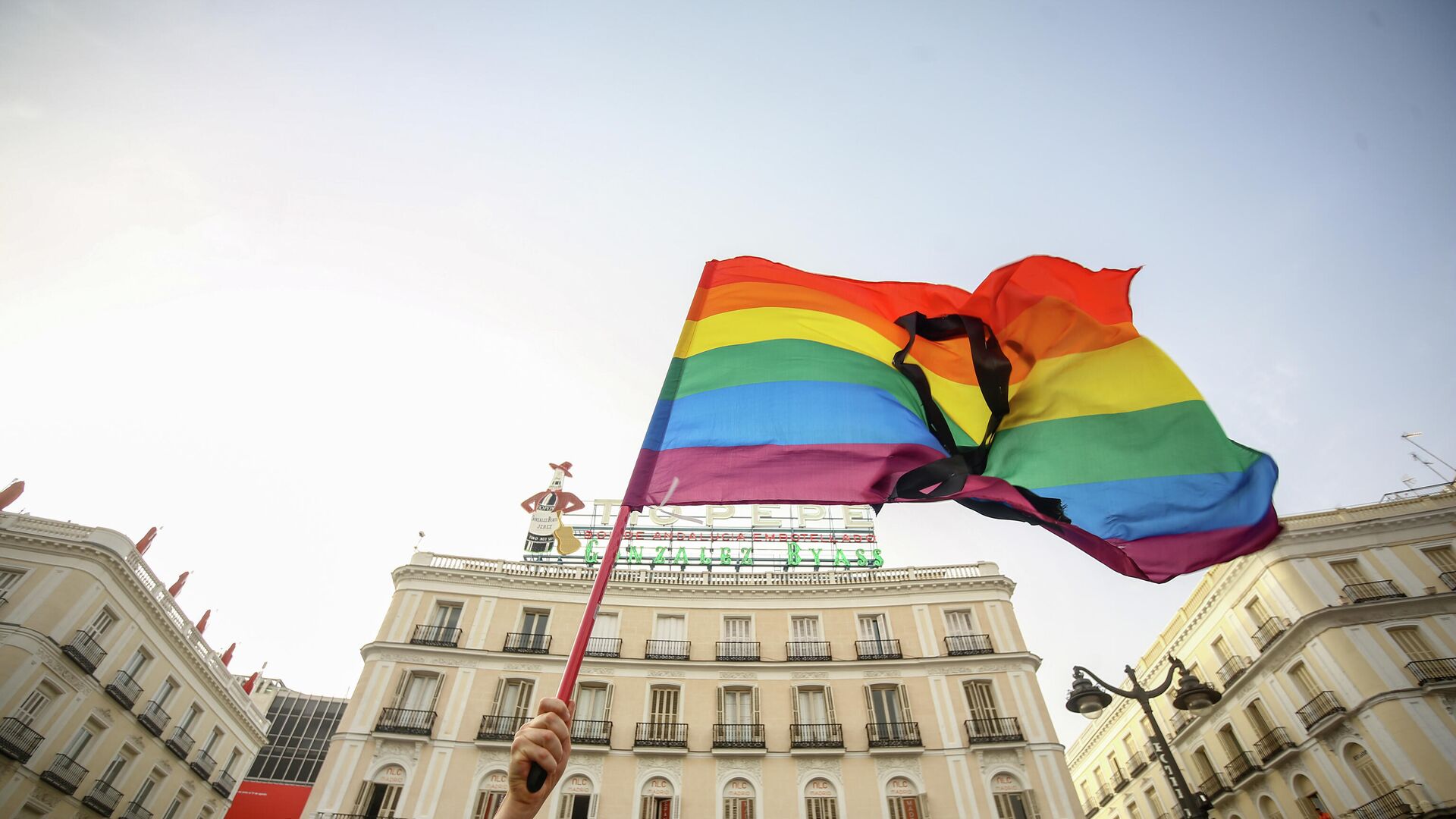 Una bandera LGBTI en una protesta contra homofobia en Madrod, España - Sputnik Mundo, 1920, 13.07.2021