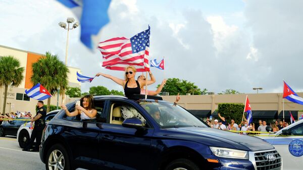 Manifestación en Miami a favor de las protestas en Cuba - Sputnik Mundo