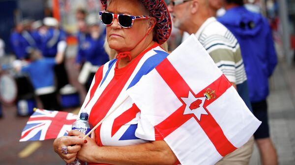 Una mujer con las banderas del Reino Unido e Irlanda del Norte (imagen referencial) - Sputnik Mundo