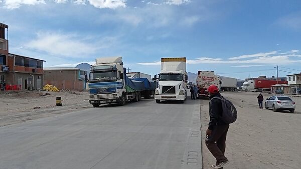 Camiones varados en la frontera entre Bolivia y Chile - Sputnik Mundo