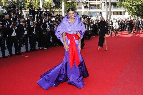 La modelo Tina Kunakey impactó con un vestido rojo y violeta de la nueva colección de Valentino. - Sputnik Mundo