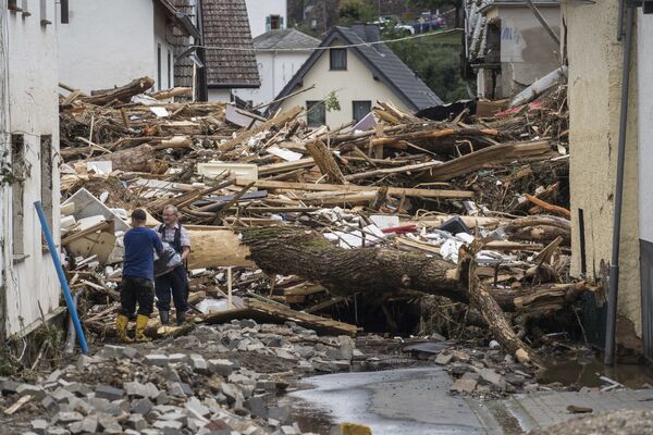 En Schuld, al menos 70 personas siguen desaparecidas luego de que las fuertes lluvias destruyeran sus casas. Y en Leverkusen y Eschweiler, las autoridades tuvieron que evacuar de los hospitales locales a unos 700 pacientes. En la foto: los escombros en una calle de Schuld. - Sputnik Mundo