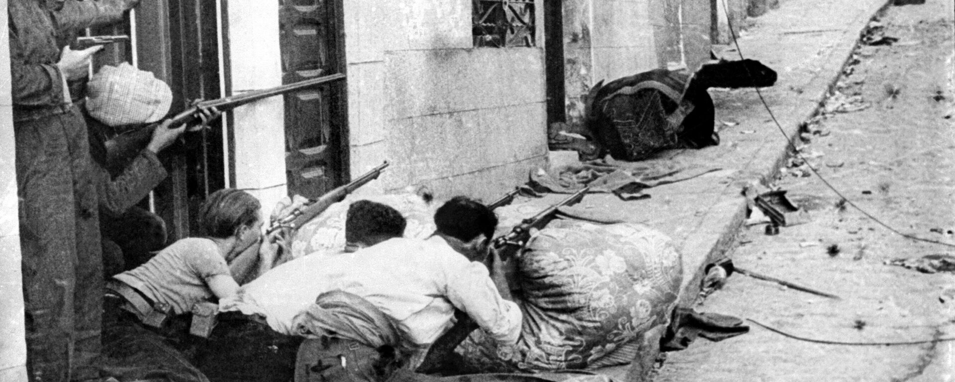 Soldados republicanos peleando en un pueblo de España - Sputnik Mundo, 1920, 18.07.2021