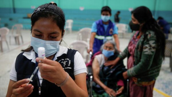 Una enfermera prepara una jeringa con una dosis de la vacuna Oxford / AstraZeneca contra el coronavirus en la alcaldía municipal de San Pedro Sacatepéquez, Guatemala, el 6 de mayo de 2021/ Foto de archivo - Sputnik Mundo