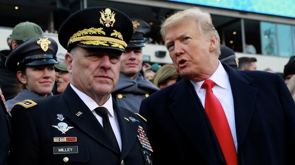 Donald Trump junto a Mark Milley en 2018 - Sputnik Mundo