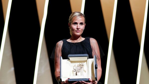 Julia Ducournau, directora francesa, recibe la Palma de Oro durante la ceremonia de premiación del 74º Festival de Cannes, en Francia, el 17 de julio del 2021 - Sputnik Mundo