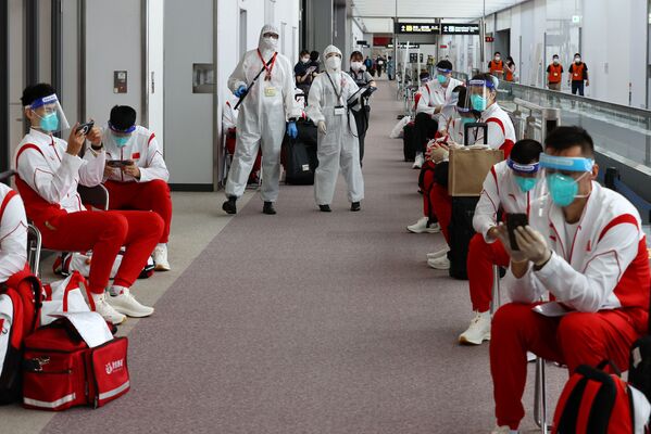 Los miembros de la selección olímpica china en el aeropuerto de Narita. - Sputnik Mundo