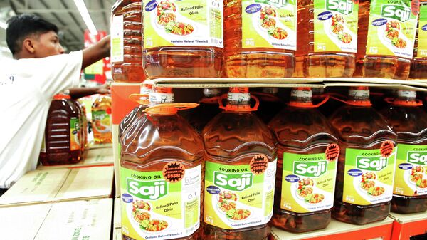 Aceite de palma a la venta en un supermercado en Kuala Lumpur, Malasia - Sputnik Mundo