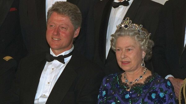 El presidente estadounidense, Bill Clinton, y la reina Isabel II durante una reunión en 1994 - Sputnik Mundo